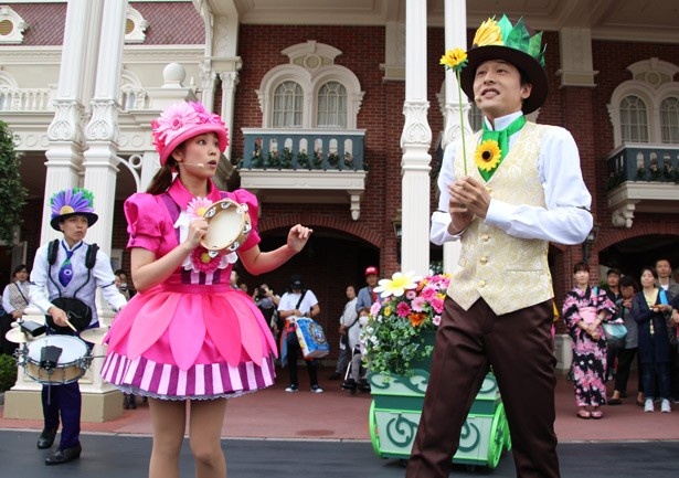 バンドマスターは「あなたを幸せにします」が花言葉のサンフラワー(写真右)/ウェルカムフラワーバンド