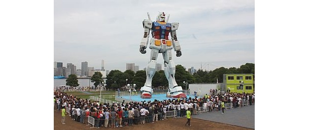 実物大ガンダム公開初日の大行列