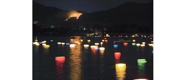 広沢池の中央から流される、色とりどりの灯籠が美しい