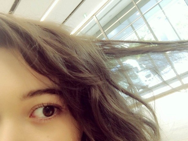 チャームポイントは髪。「地毛はもう少し暗めのアッシュカラーです」