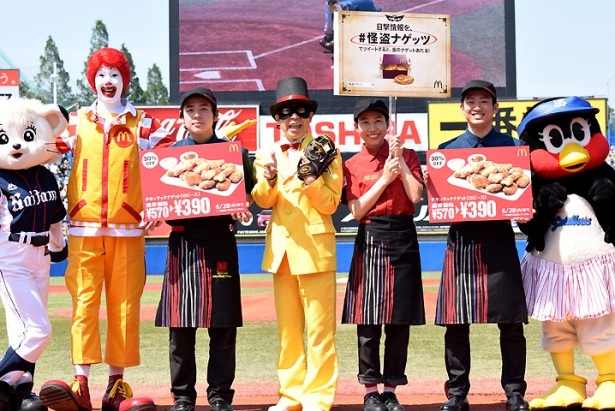 新球も披露！怪盗ナゲッツがプロ野球の始球式に出没