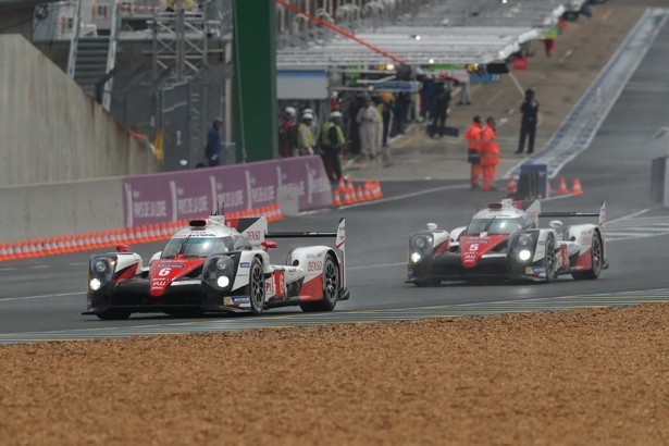レースの序盤から中盤にかけて、トヨタTS050ハイブリッド6号車が先行した