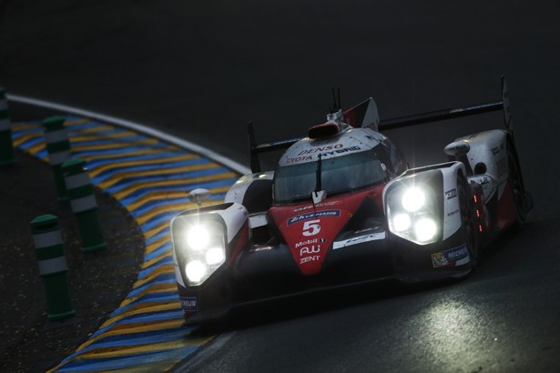 ル・マンの夜を走るトヨタTS050ハイブリッド5号車