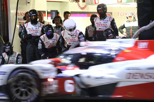 ピットクルーとトヨタTS050ハイブリッド6号車