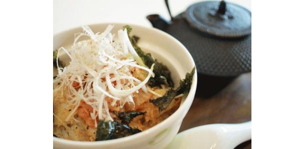 「炙り鯛とキムチの冷やし茶漬け丼」(提供終了)。同店はほかにもたくさんの丼メニューがあります！