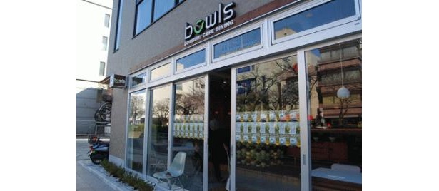 鎌倉駅より徒歩5分。若宮大路を鶴岡八幡宮に向かって進んだ右側です