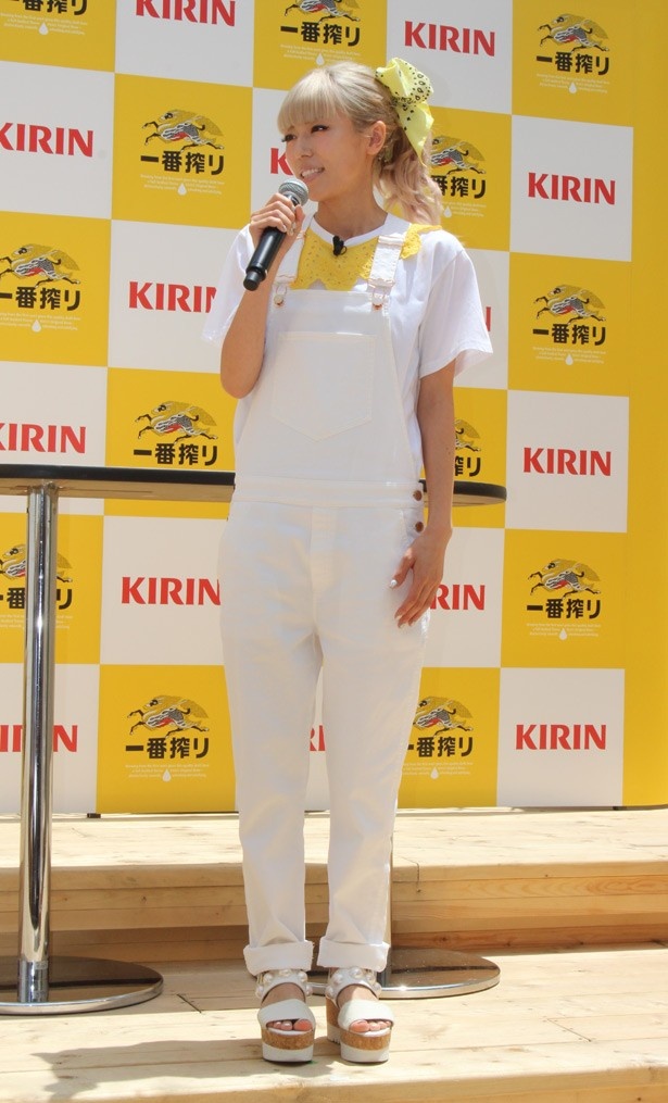 【写真を見る】「一番搾り」に合わせ、白と黄色を基調とした爽やかなコーディネートで登場した若槻
