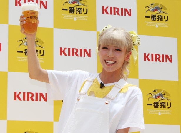 「一番搾り」で乾杯をする若槻