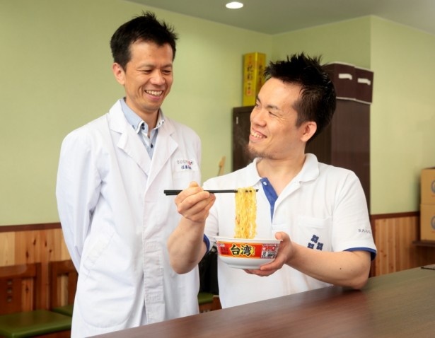 寿がきや 即席麺商品開発課 マネジャーの佐藤義典さん(左)、「らぁ麺 紫陽花」店主の戸谷真佐男さん(右)