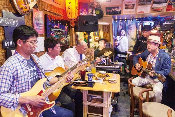 「居酒屋ばんどまん」では、毎週土曜にマスターの杉本さん（左から3人目）を中心としてセッションを実施。間近で聴く生演奏と共に味わうお酒は格別だ