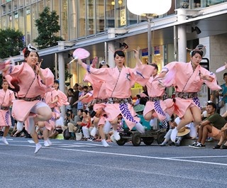 迫力満点の阿波踊りで武蔵小金井駅周辺が大熱狂