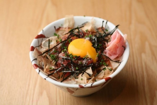 高知の漁師町で愛されているマルキョー醤油で仕上げた「かつを丼」(590円)
