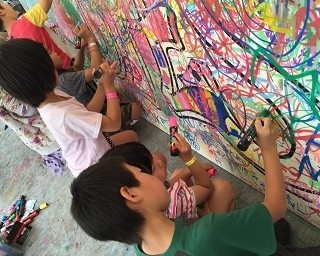 本社ビルに落書き！三菱鉛筆社がキャンバスになる親子イベント