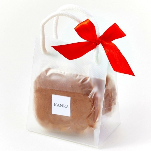 銀座甘楽「紅茶どら焼2個入」(515円)は紅茶の茶葉を練り込んだどら焼きの生地で、 北海道留寿都の小豆で作ったこだわりのつぶ餡を挟んだ一品