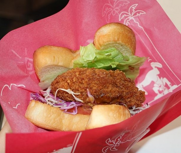 「味噌メンチカツサンド」のカツはサックサク！