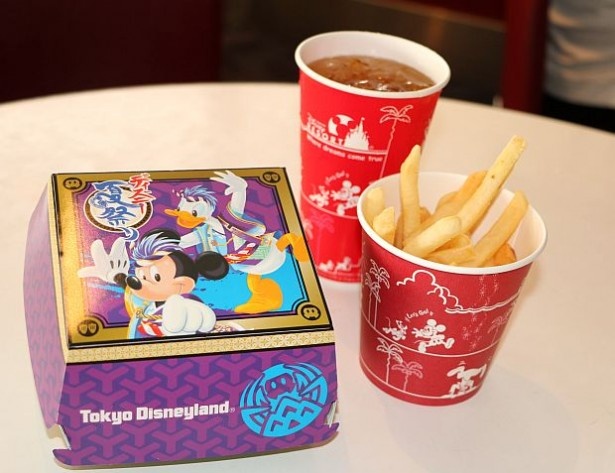 【写真を見る】バーガーがセットになった「スペシャルセット」(980円)は“雄舞”(ゆうぶ)グループをイメージ！