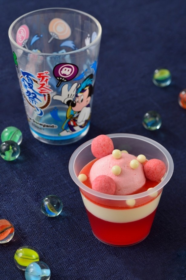 カップはお土産に持って帰れる！「ホワイトチョコレートムース＆ストロベリーゼリー、スーベニアカップ付き」(580円)
