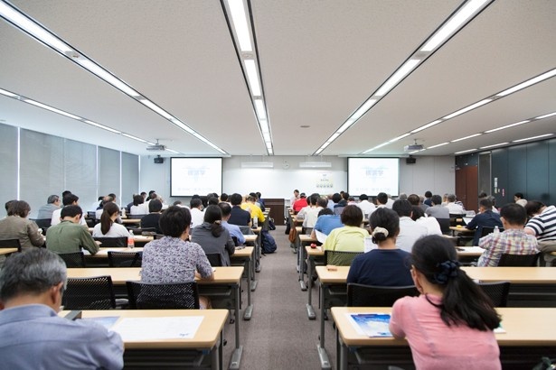 横浜市の未来へとつながる学校教育の話に、受講者たちは真剣な表情で聞き入っていた