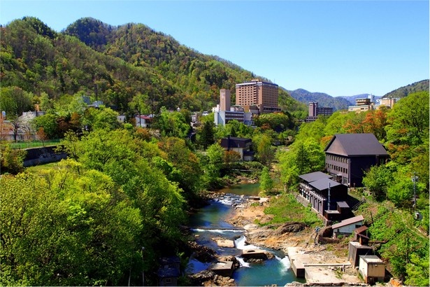 【写真を見る】夏の新緑、秋は紅葉と、四季の表情豊かな「定山渓温泉街」