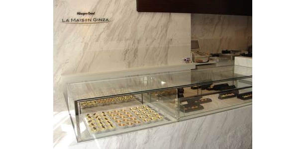 エントランスフロア。すぐにショーケースに目を奪われる