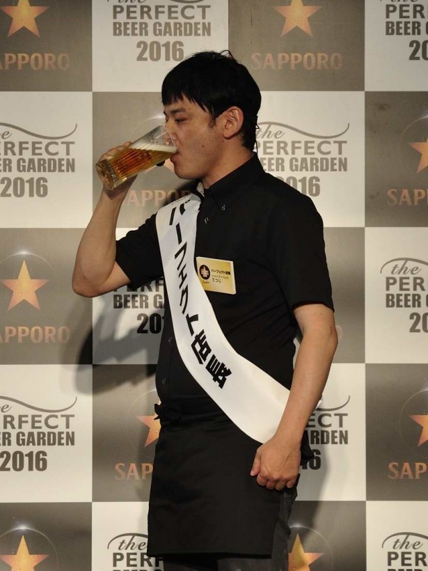 こいでのいれたビールを一気に飲み干すてつじ