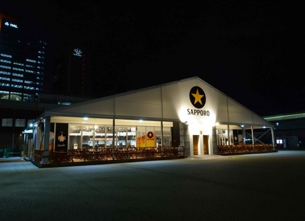 星印がひときわ目立つ外観。大阪駅にもほど近く、便利な立地だ
