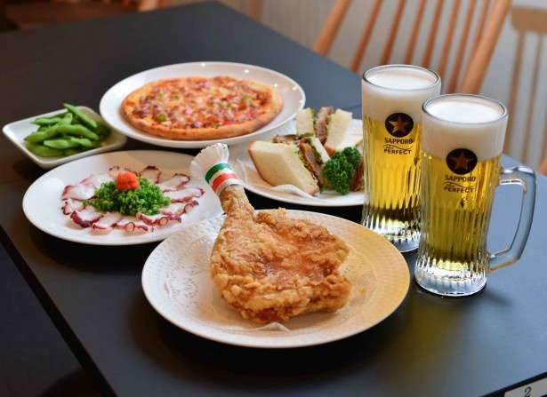 多彩なフードも楽しみ。ビールの名店・ニューミュンヘンが運営するので、味も間違いない