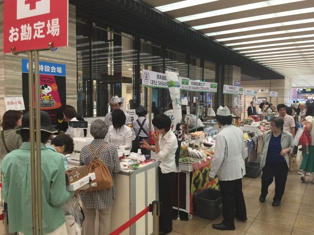 会場には所せましと約250もの品がならぶ