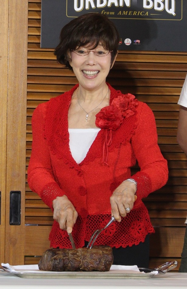 人生初のミートカットを行った平野。今回は4kgの肉だったが、「銀婚式や金婚式では5kgの肉をカットしたい」とコメント