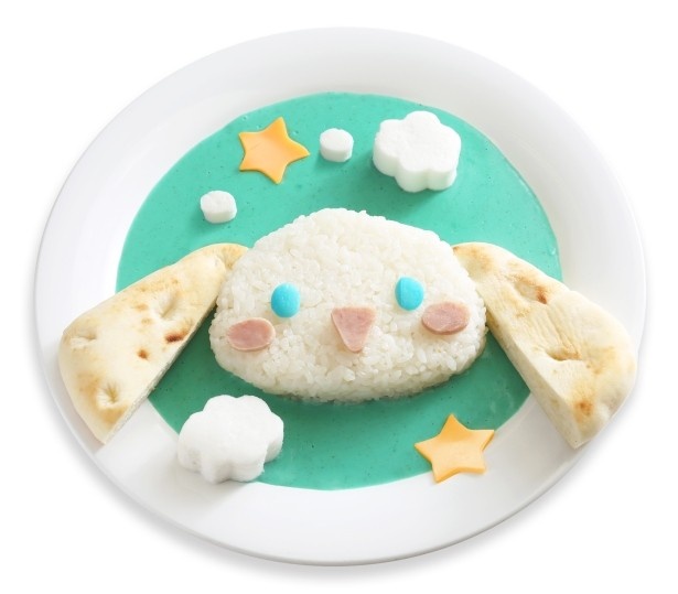真っ青なカレーのルーにビックリ!?「シナモン空飛ぶルーカレー」(1300円)