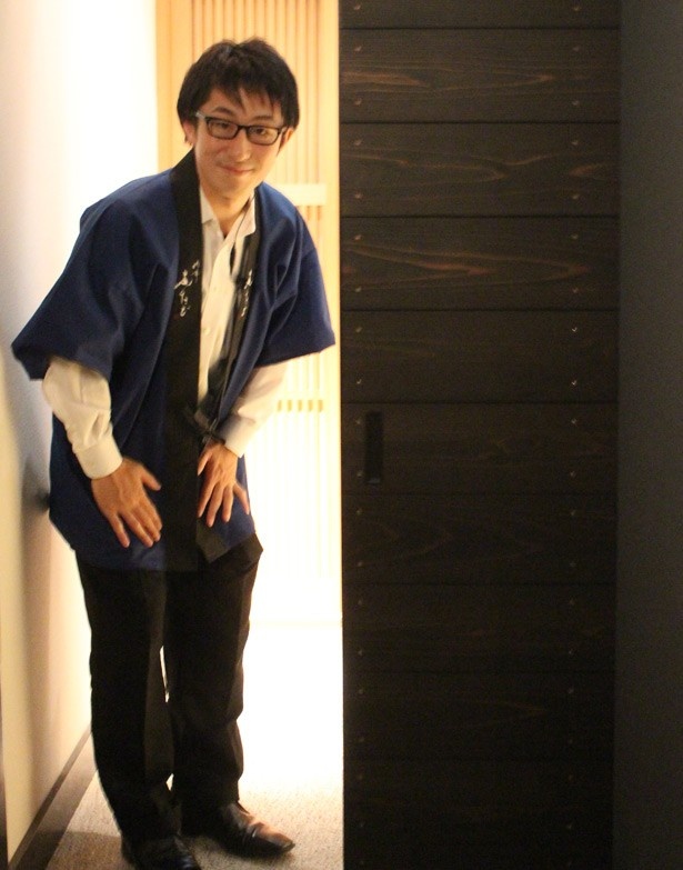 番頭風の制服を着た店員が迎えてくれる