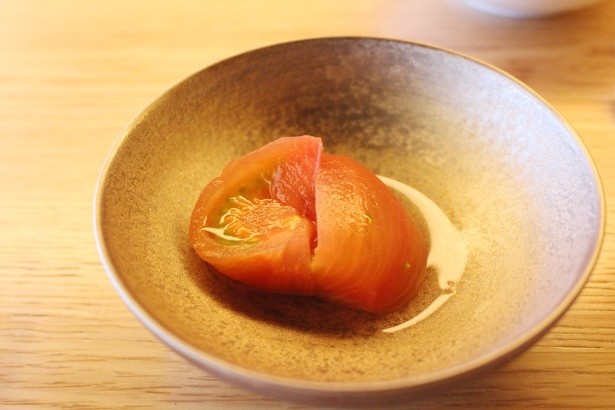 「トマト切っただけ」(税抜350円・サービス料別)。“切っただけ”というが、酢をしっかりと効かせた味付けが絶妙