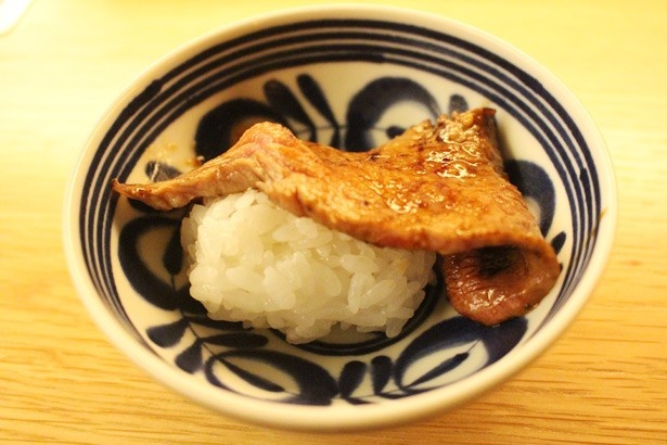 焼肉にはシャリ玉が付いており、タレで味付けされた肉を乗せて味わう