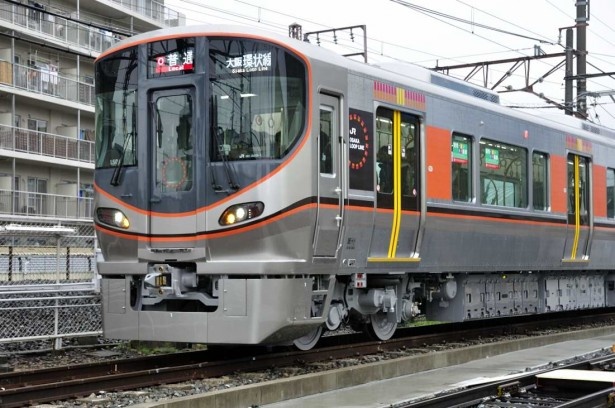 ステンレスの車体に環状線の基調カラーのオレンジをあしらった車体。ドア部には黄色のラインが入り、わかりやすくなった