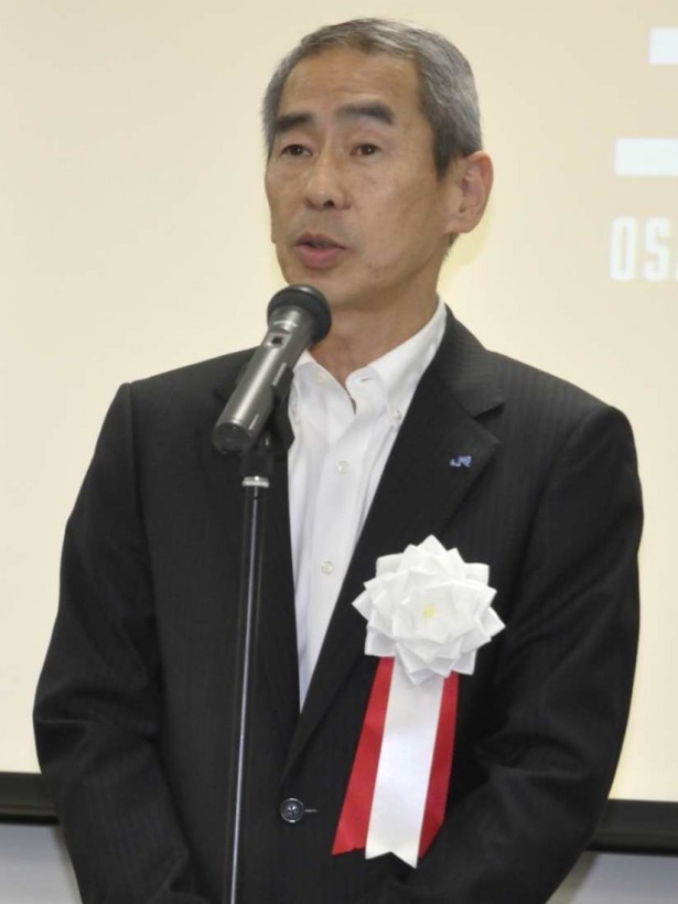 お披露目式典であいさつに立つ平野 賀久JR西日本近畿統括本部長。「車体には昔から親しまれているオレンジを使った。これからも大阪環状線により親しんでほしい」と呼びかけた