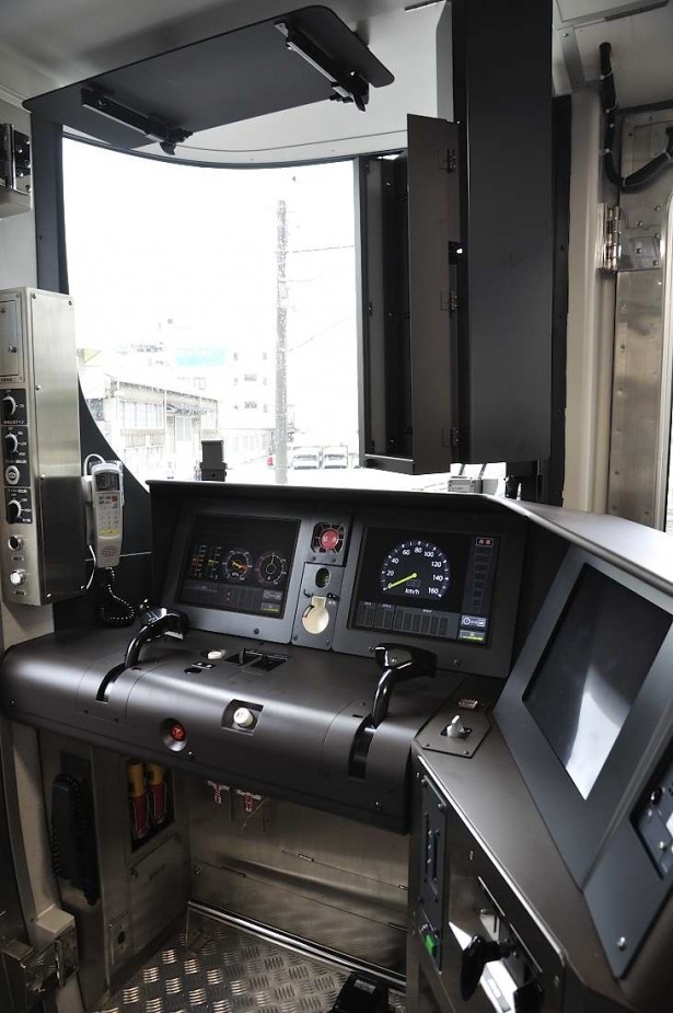 今回は運転台も披露された。安全運転のために計器類を液晶ディスプレイに集約した