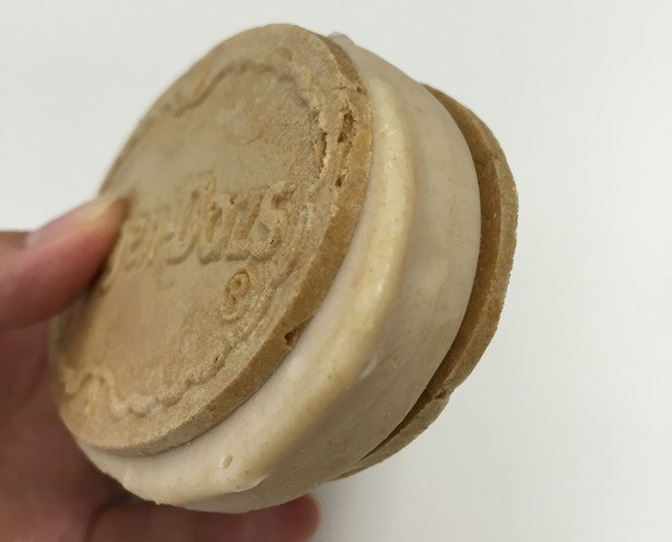 【写真を見る】ダージリンが持つ苦味や渋味を生かしたコーティングで、アイスクリームを包んでいる