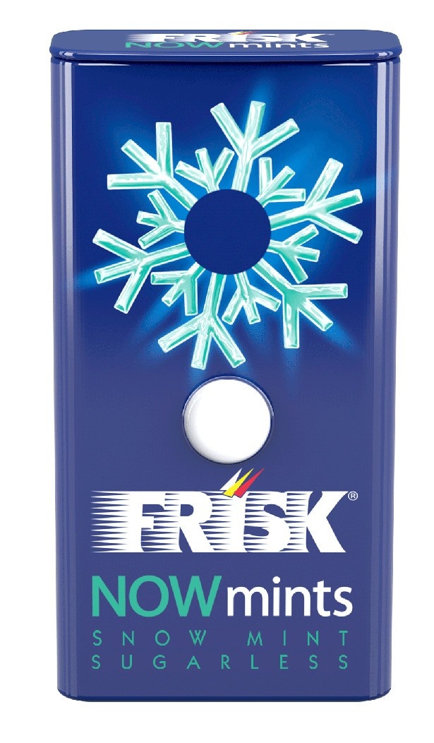 【写真を見る】爽快感抜群！「FRISK NOWmints スノーミント」(希望小売価格・税抜260円)。雪の結晶がデザインされたパッケージも涼しげだ