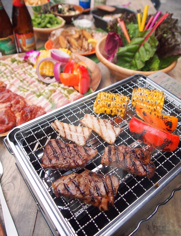 アトレ川崎の屋上では、開放的な空間でバーベキューができる。厳選された肉と新鮮野菜、冷たいビールで盛り上がろう！