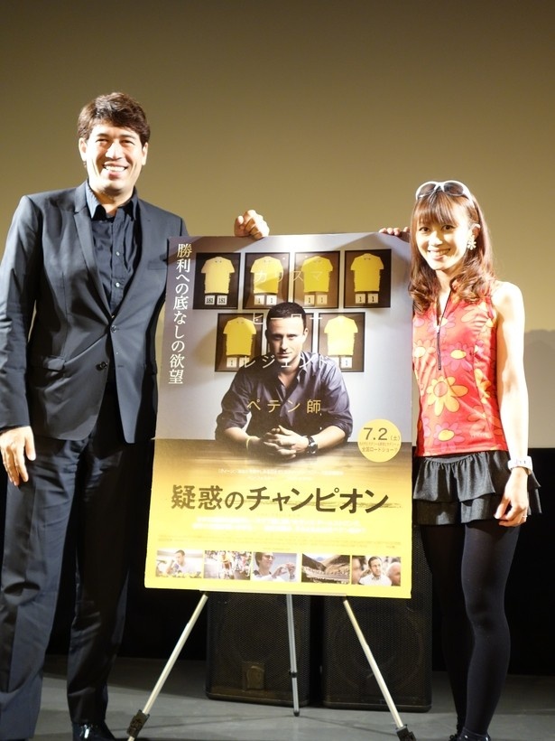先日行われたイベントに登壇したサッシャ(左)は第1ステージの実況を務める