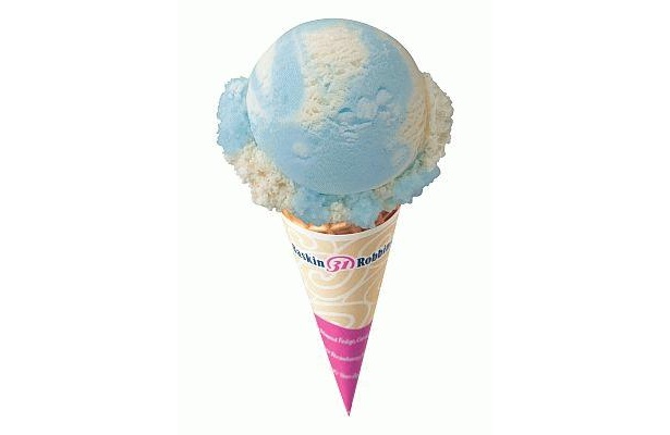 サーティワン アイスクリームのクリームソーダ。ブルーとホワイトのミックスした色がかわいい