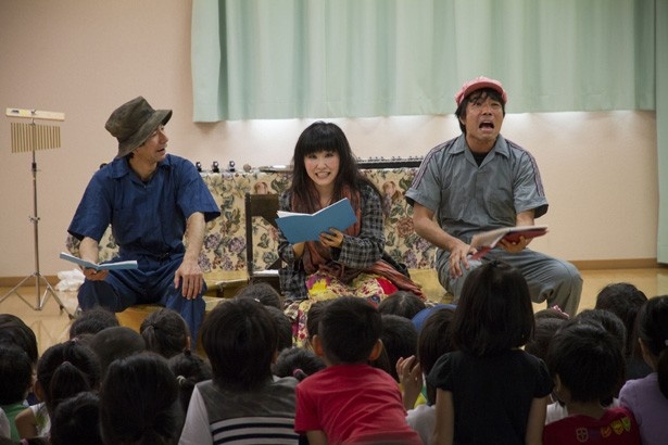 アラビアンナイトの「アラジンと魔法のランプ」を3人の俳優が読み聞かせしてくれる「よみしばい」(参加無料)は、8月20日(土)から豊島区内のにある7ヶ所の区民ひろばで開催