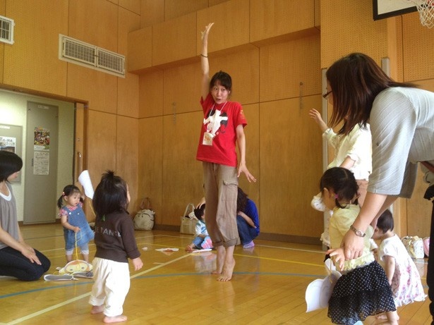 7月23日(土)には、カラダあそびワークショップ「ダンスのたねをさがそう」を3歳から6歳の子供を対象に開催(要事前予約、1名200円)