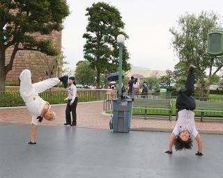 清掃担当者のクールなダンスに驚き！TDLの新ショー