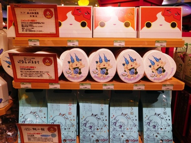 福岡の菓子メーカーとコラボした商品も多数並ぶ。福岡みやげとしてもおすすめだ