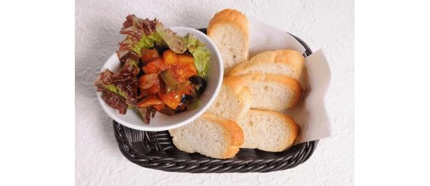 ｢300 バー 銀座8丁目店｣は食にもこだわり！自慢のラタトゥイユとバゲット(各315円)