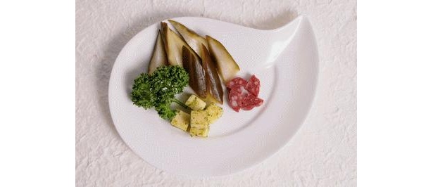 1週間ほど漬け込んだ自家製ピクルスとナチュラルチーズ、サラミも入って315円はお得(300 バー 銀座8丁目店)