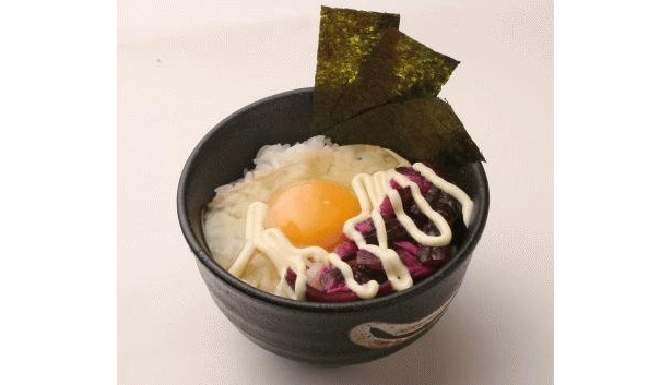 柴漬けの入った特製たまごかけごはんも(280円/炭火焼鳥居酒屋 新橋バル8)