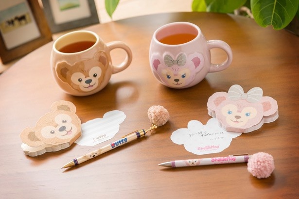 【写真を見る】「ボールペン」(各900円)や「メモ」(各600円)などの文房具も発売