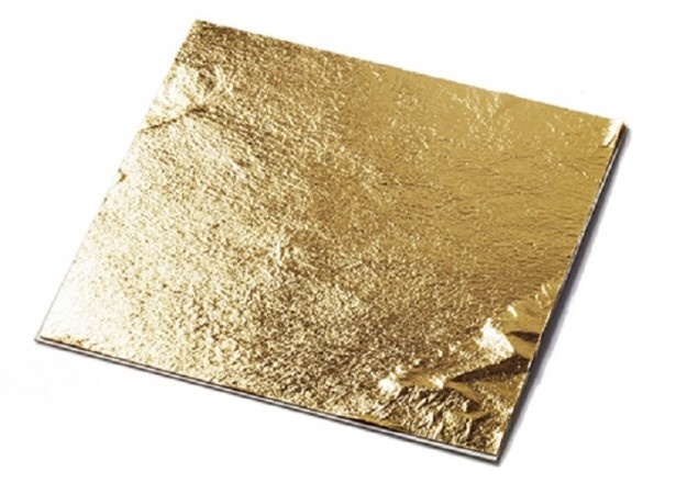 【写真を見る】「ゴールデン宇治金時」使用される金箔。煌びやかな金箔ののったかき氷で金運アップ!?